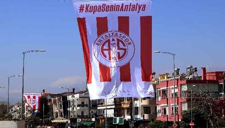 Antalyaspor bayrakları caddeleri süslüyor