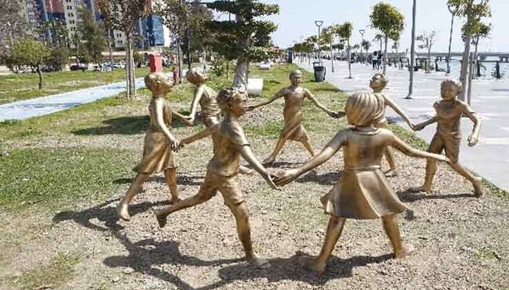 El ele tutuşan çocuk heykelleri onarıldı