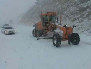 Antalya-Konya karayolunda kar kalınlığı 50 santime ulaştı