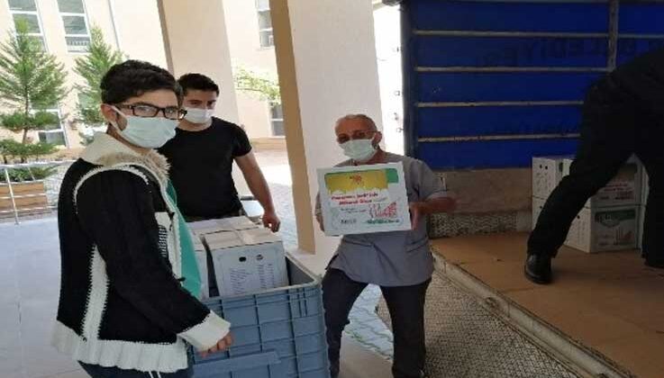 Kemer’de sağlık çalışanlarına ramazan paketi dağıtıldı