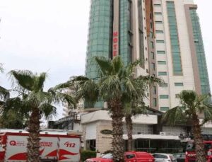 Antalya’da 11 katlı otelin çatısından çıkan dumanlar korkuttu