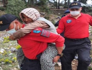 Sahurdan sonra koyun otlatmaya çıkan Alzheimer hastası yaşlı kadın dağda bulundu