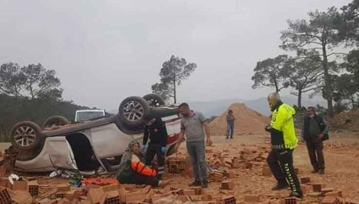 Tuğla yüklü kamyonun freni patladı: 4 yaralı