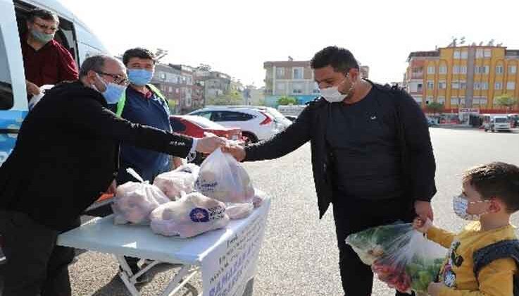 Üreticinin elinde kalan elmalar vatandaşlara dağıtıldı