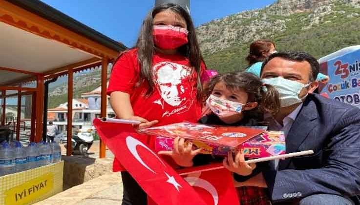 Kaş’ta kaymakam ve belediye başkanı çocuklarla 23 Nisan’ı kutladı