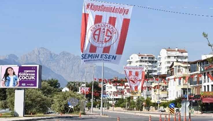 Esen’den Antalyaspor’a bayrak desteği