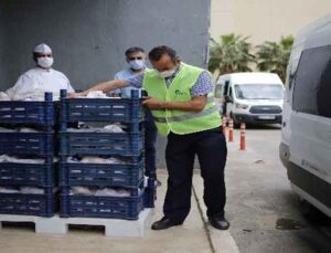 Büyükşehir sağlık çalışanlarına elma dağıttı