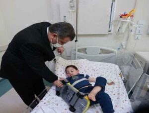 Bakan Koca, toplantı için geldiği Antalya’da hasta çocukları unutmadı