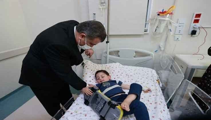 Bakan Koca, toplantı için geldiği Antalya’da hasta çocukları unutmadı