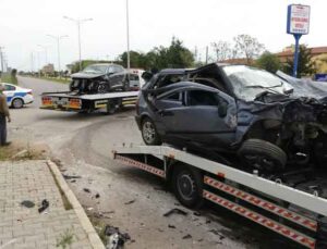 Antalya’da kontrolsüz kavşakta feci kaza: 6 yaralı