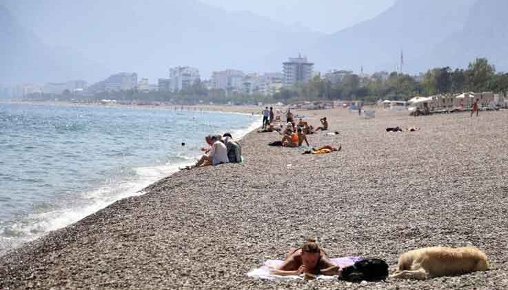 Kısıtlamanın ilk gününde sahiller yerleşik olmayan turistlere kaldı