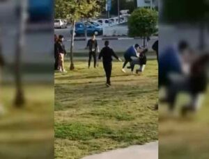 Antalya’da parkta tekmeli sopalı kavga