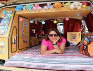 Genç hemşire klasik otomobil ile karavan hayalini birleştirdi, evi karavanı oldu
