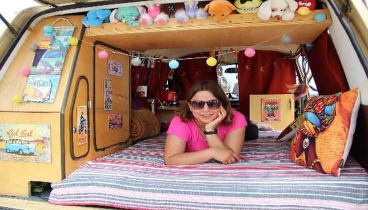 Genç hemşire klasik otomobil ile karavan hayalini birleştirdi, evi karavanı oldu