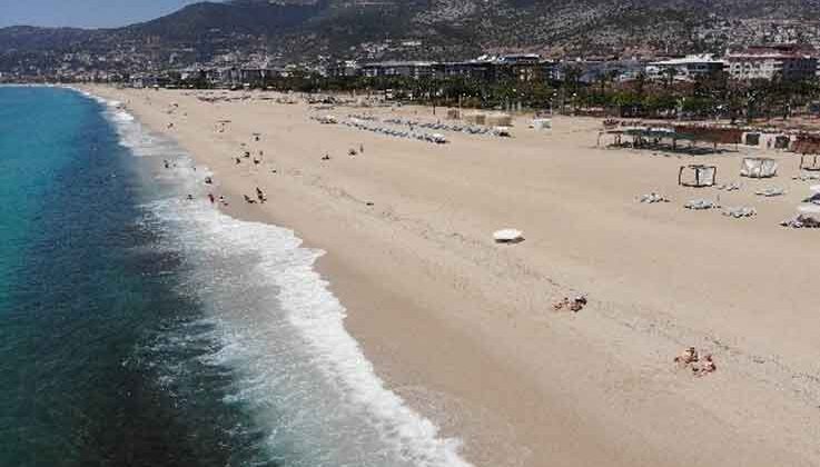 Alanya’da kısıtlamadan muaf turistler plajları doldurdu