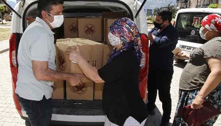 Turgay Genç, erzak dağıtımına katıldı