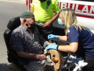 Kaza yapan yaşlı adam engelli aracını bırakmadı, araçla birlikte kamyonete konulup evine gönderildi