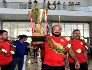 Başpehlivan Okulu, altın kemeriyle evine geldi