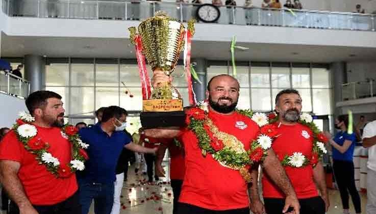 Başpehlivan Okulu, altın kemeriyle evine geldi