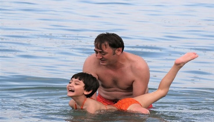 Fedakar baba, tek bacağı olmayan kızına önce yürümeyi, sonra koşmayı şimdi de yüzmeyi öğretiyor