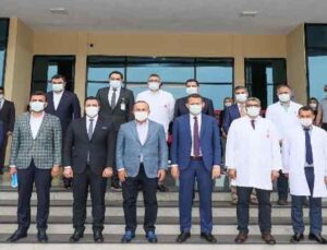 Bakan Çavuşoğlu, Antalya’da hastane yönetimini ziyaret edip brifing aldı
