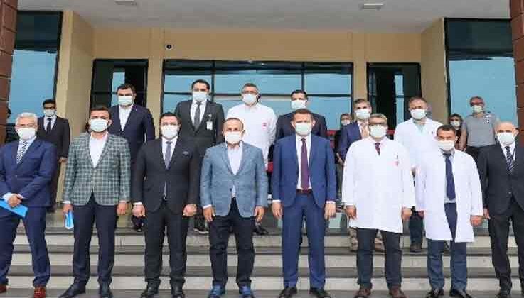 Bakan Çavuşoğlu, Antalya’da hastane yönetimini ziyaret edip brifing aldı