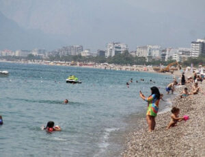 Tam kapanmanın son gününde Antalya sahillerinde turist yoğunluğu