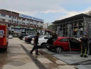 Antalya’da park halindeki otomobilde yangın maddi hasara neden oldu