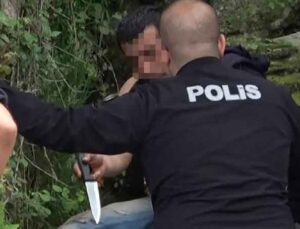 Bıçakla kendisine zarar vermek isteyen adamı polis ekipleri engelledi