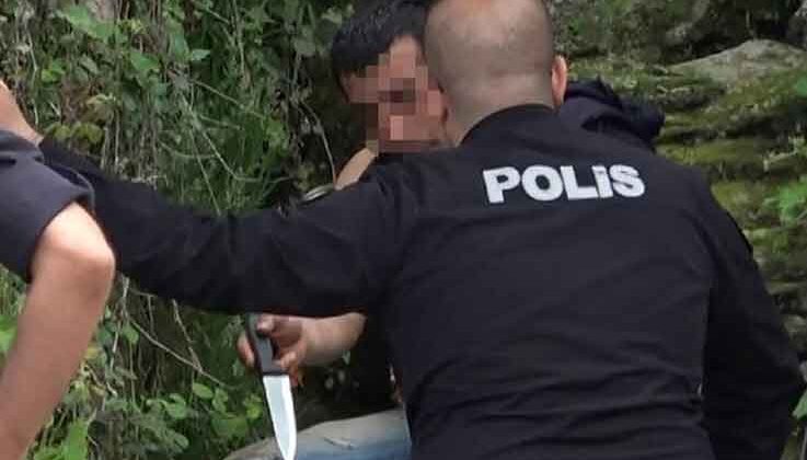 Bıçakla kendisine zarar vermek isteyen adamı polis ekipleri engelledi