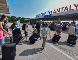 Antalya’ya 2 günde 20 bin Rus turist geldi