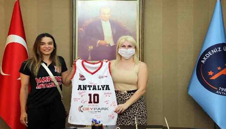 Rektör Özkan şampiyon kadın basketbolcuları ağırladı