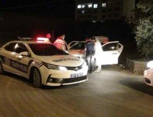 Kısıtlama saatinde polisin dur ihtarına uymadılar aracı park edip kaçmaya çalıştılar