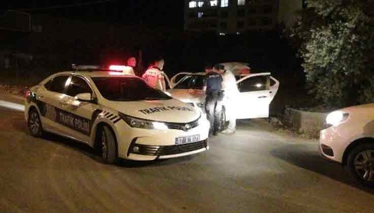 Kısıtlama saatinde polisin dur ihtarına uymadılar aracı park edip kaçmaya çalıştılar