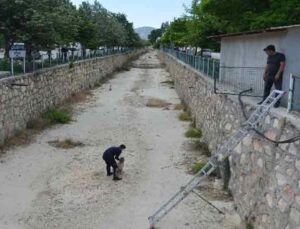 Boş sulama kanalına düşen köpek itfaiye tarafından kurtarıldı