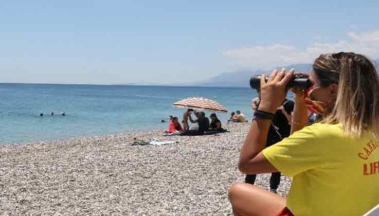 Dünyaca ünlü sahilin tek kadın cankurtaranı vatandaşların su üzerindeki her adımını izliyor