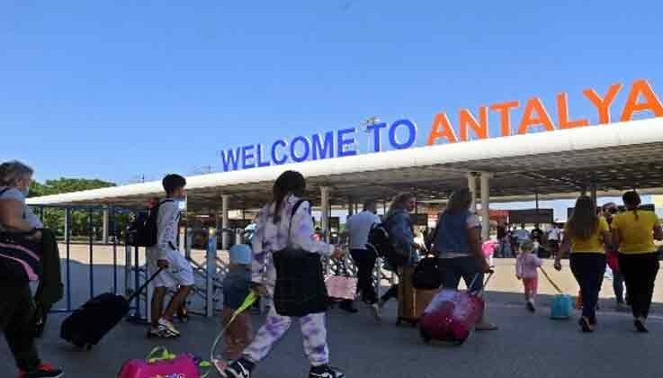 Vaka sayılarının düşmesiyle birlikte Antalya’ya günlük gelen uçak sayısı ikiye katlandı