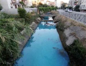 Sulama kanalının rengi maviye döndü, vatandaşlardan ihbar yağdı