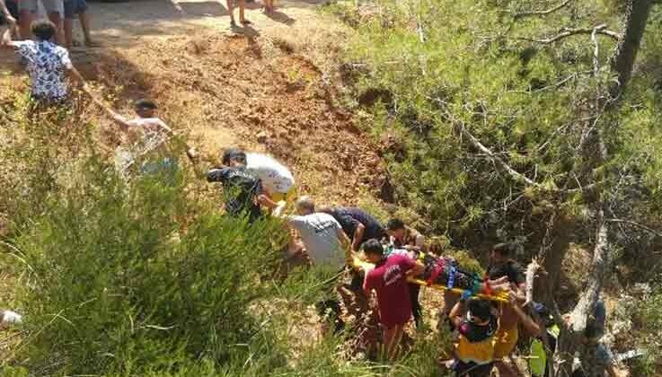 Uçuruma yuvarlanan araçtaki yaralılar insan zinciriyle yukarı çıkartıldı