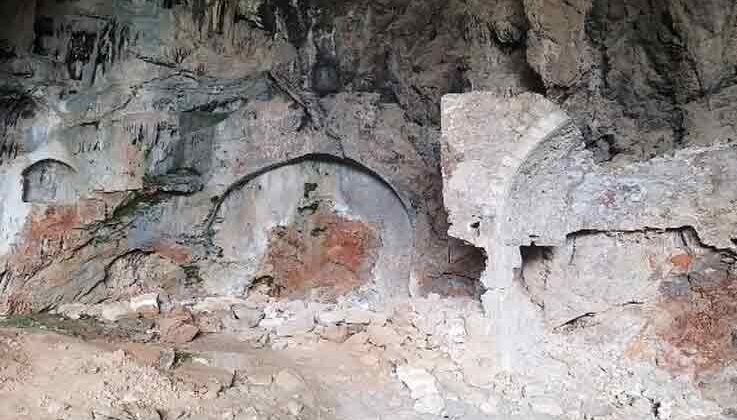 Antalya’da tarihi kilise mağara defineciler tarafından talan edildi
