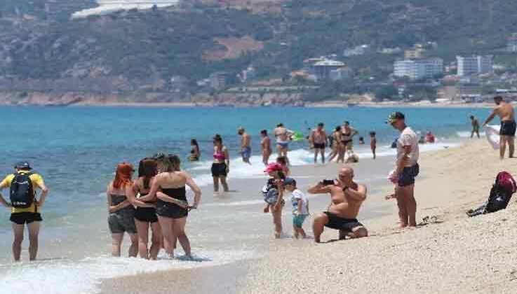 Antalya’da plajlar tıklım tıklım doldu