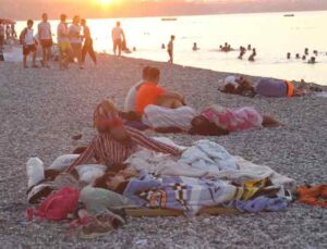Antalya’da sahiller açık hava oteline döndü