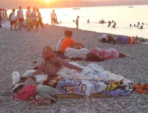 Antalya’da sahiller açık hava oteline döndü