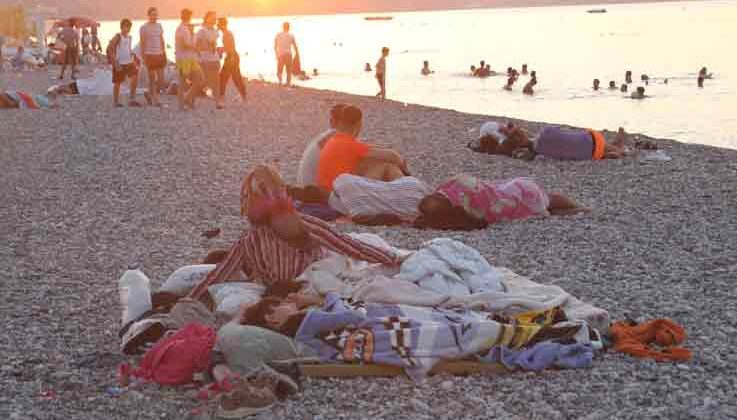 Antalya’da sahiller açık hava oteline döndü