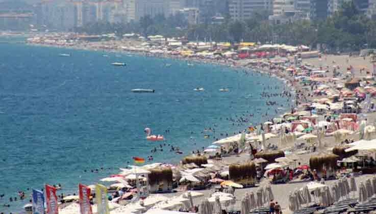 Tatilciler Konyaaltı Sahili’nde yoğunluk oluşturdu