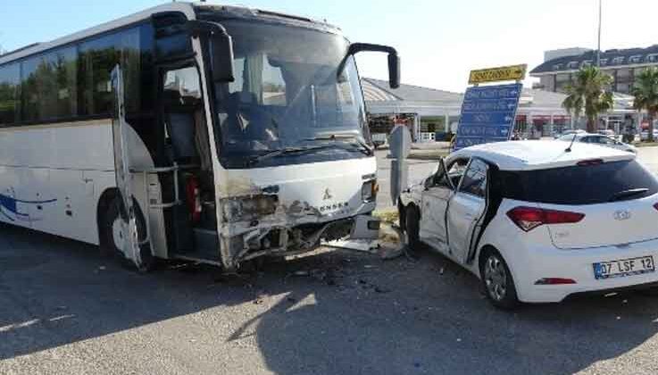 Servis otobüsü otomobile çarptı, baba ve 5 yaşındaki kızı yaralandı