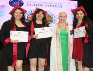 Antalya’da, üçüz kardeşlerin tıp fakültesinden mezuniyet sevinci