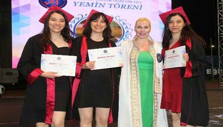 Antalya’da, üçüz kardeşlerin tıp fakültesinden mezuniyet sevinci