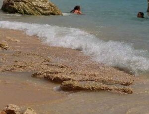 Jeoloji profesöründen sahillerdeki yalıtaşlarını ‘kırmayın’ uyarısı