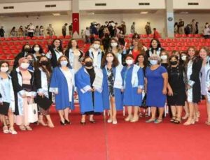 AÜ’de 218 hemşire mezun olup ant içti